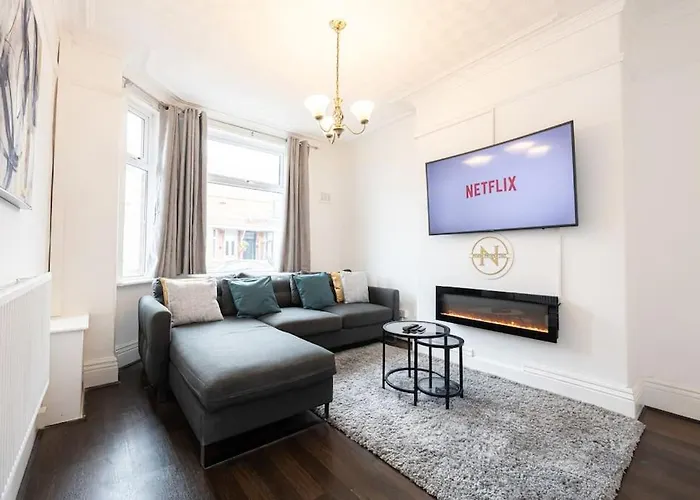 Old Trafford Modern 3 Bedroom House
