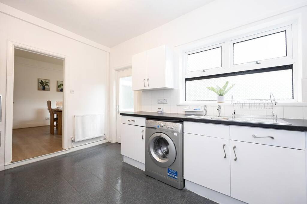 Old Trafford Modern 3 Bedroom House * Manchester