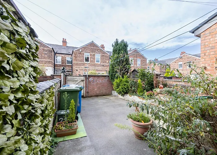 Old Trafford Modern 3 Bedroom House