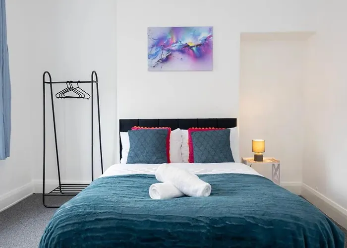 Old Trafford Modern 3 Bedroom House