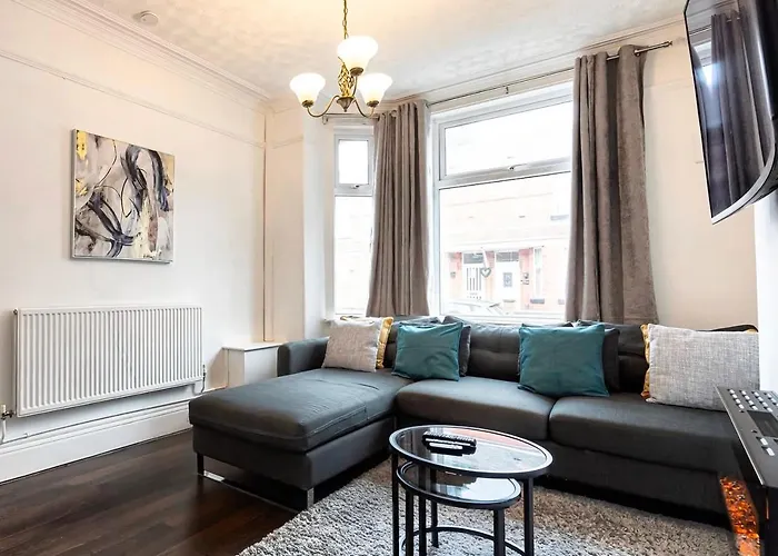 Old Trafford Modern 3 Bedroom House