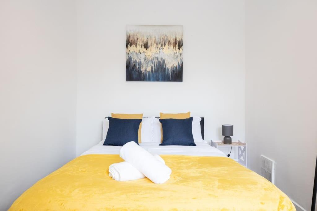 Old Trafford Modern 3 Bedroom House Apartment *