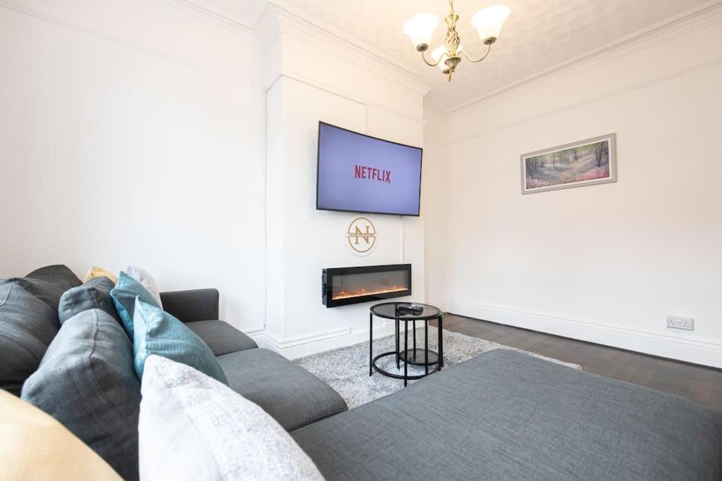 Old Trafford Modern 3 Bedroom House Apartment