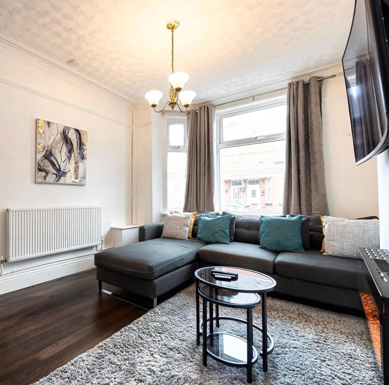 Old Trafford Modern 3 Bedroom House